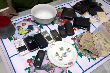 Hà Nội: Bắt ổ nhóm đánh bạc tại đền Và