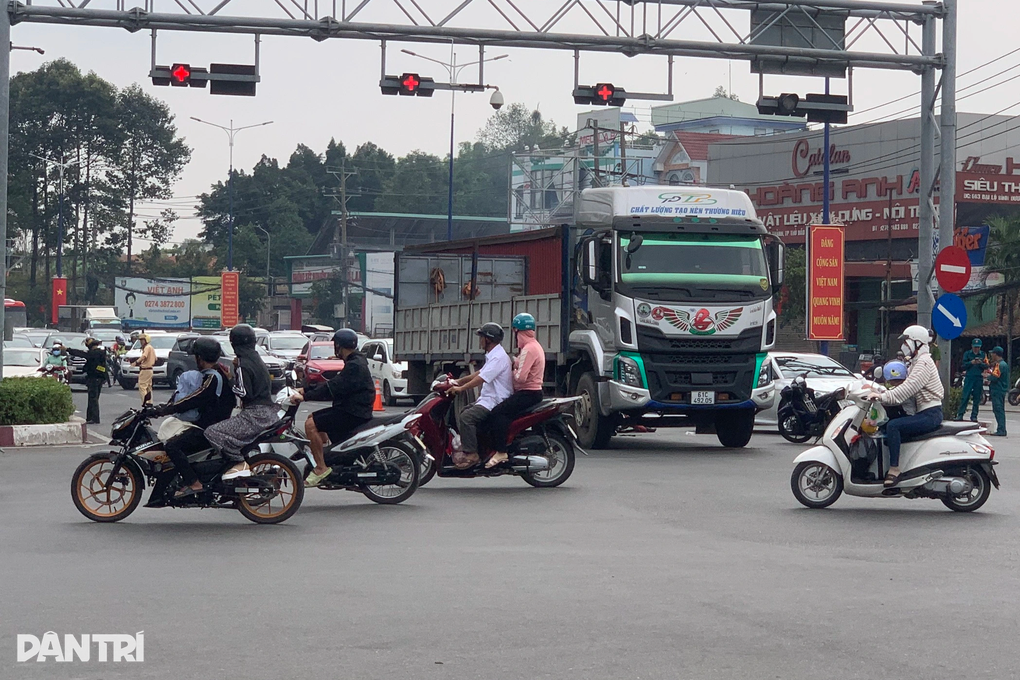 Thiếu nữ 16 tuổi bị xe tải cán tử vong trên đường về quê đón Tết - 1 Thiếu nữ 16 tuổi bị xe tải cán tử vong trên đường về quê đón Tết - 1