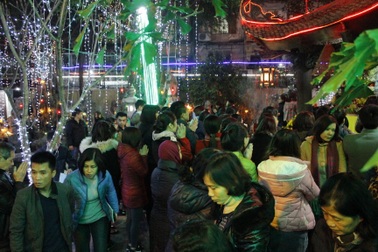 Đêm muộn, hàng nghìn người vẫn đợi cầu an ở chùa Phúc Khánh