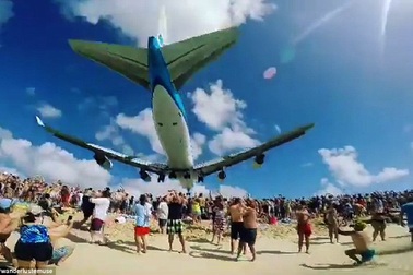"Đứng tim" khoảnh khắc máy bay lượn sát đầu du khách