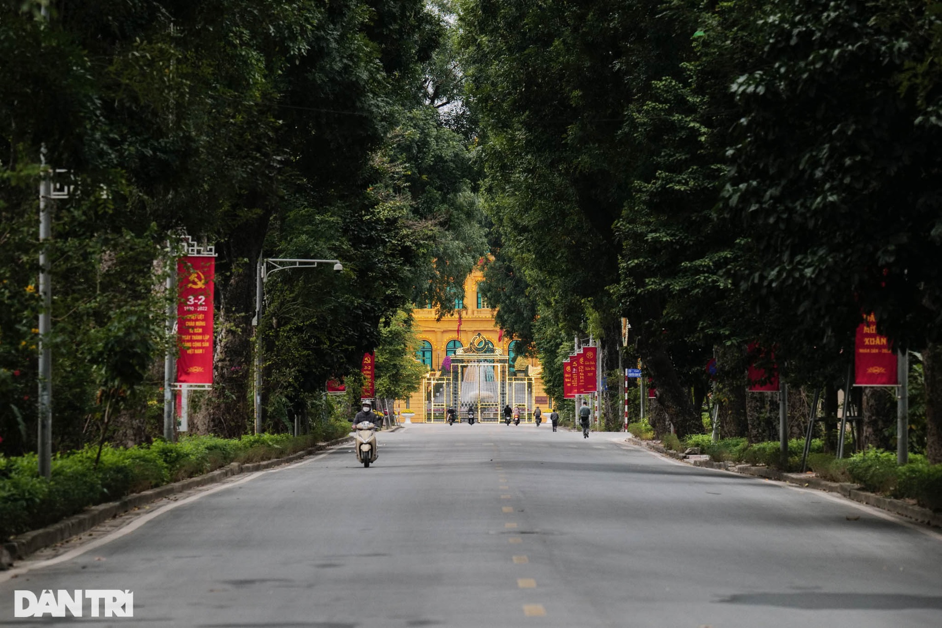 Hà Nội tĩnh mịch, vắng vẻ trong buổi sáng mùng 1 Tết - 10 Hà Nội tĩnh mịch, vắng vẻ trong buổi sáng mùng 1 Tết - 10