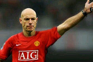 Howard Webb bắt trận gặp Chelsea, MU mừng thầm