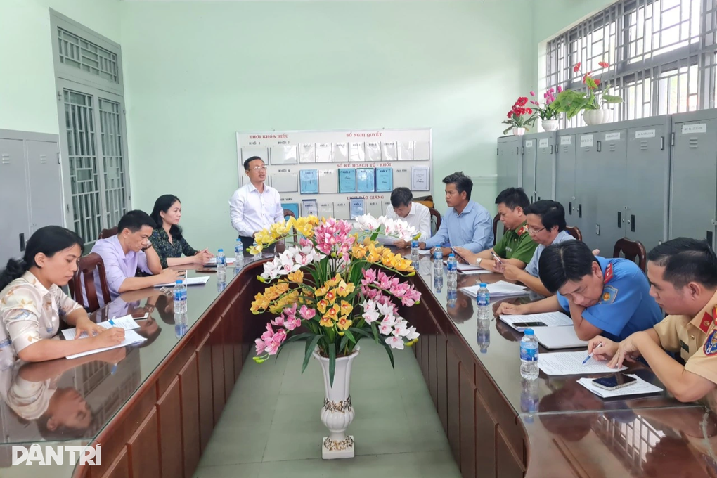 Thông tin mới vụ ô tô đưa rước học sinh cán chết bé gái trước cổng trường - 2 Thông tin mới vụ ô tô đưa rước học sinh cán chết bé gái trước cổng trường - 2