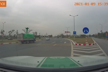 Tài xế phanh gấp tránh cặp đôi sang đường mà không cần quan sát