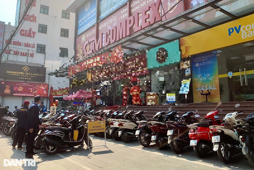 Vía Thần Tài chưa đến, người dân ở Hà Nội đã chen chúc mua vàng - 4 Vía Thần Tài chưa đến, người dân ở Hà Nội đã chen chúc mua vàng - 4