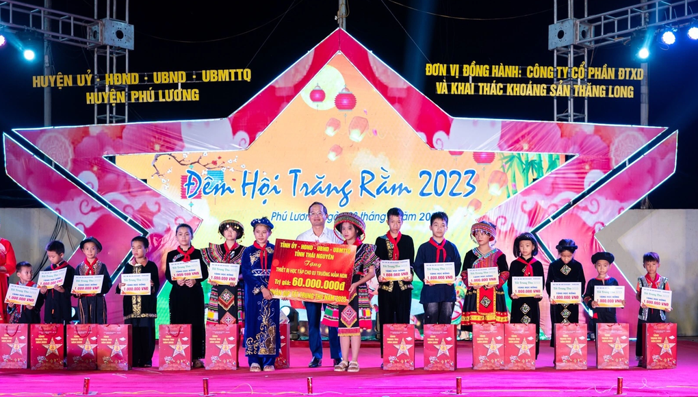 Trao 2000 bánh Trung thu, 100 suất học bổng tới học sinh hoàn cảnh khó khăn - 5 Trao 2000 bánh Trung thu, 100 suất học bổng tới học sinh hoàn cảnh khó khăn - 5