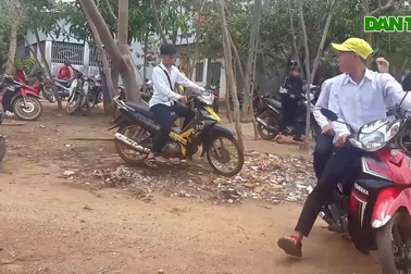 Hàng loạt học sinh THCS đi xe máy, không đội mũ bảo hiểm đến trường học
