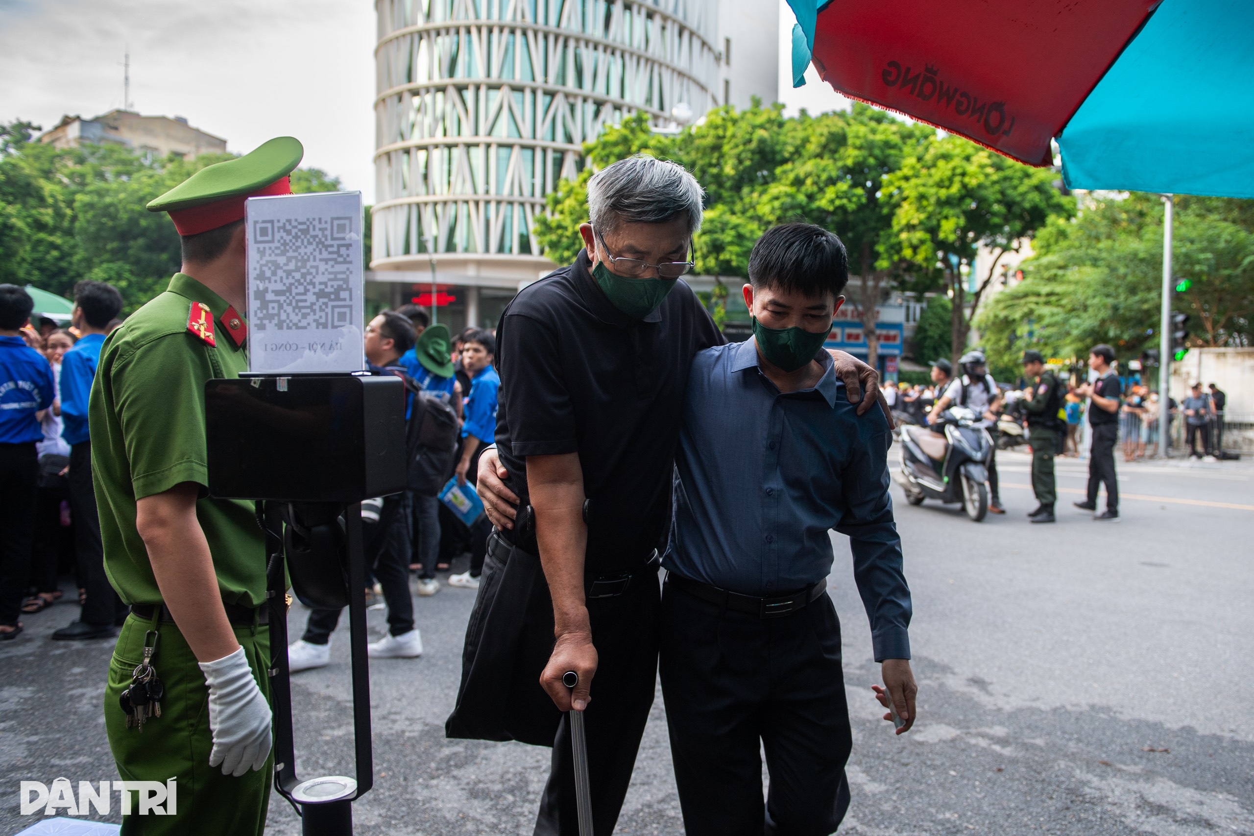 View - Dòng người ở Hà Nội lặng lẽ tiễn biệt Tổng Bí thư Nguyễn Phú Trọng | Báo Dân trí