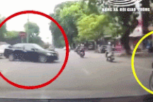 Ôtô drift như trong phim hành động, quật ngã người đi xe máy rồi... bỏ chạy