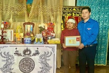 Thanh niên tử nạn khi giúp dân được truy tặng Huy hiệu Tuổi trẻ dũng cảm