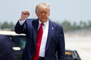 Ông Trump khoe nhận giải thưởng “cao quý” không tồn tại