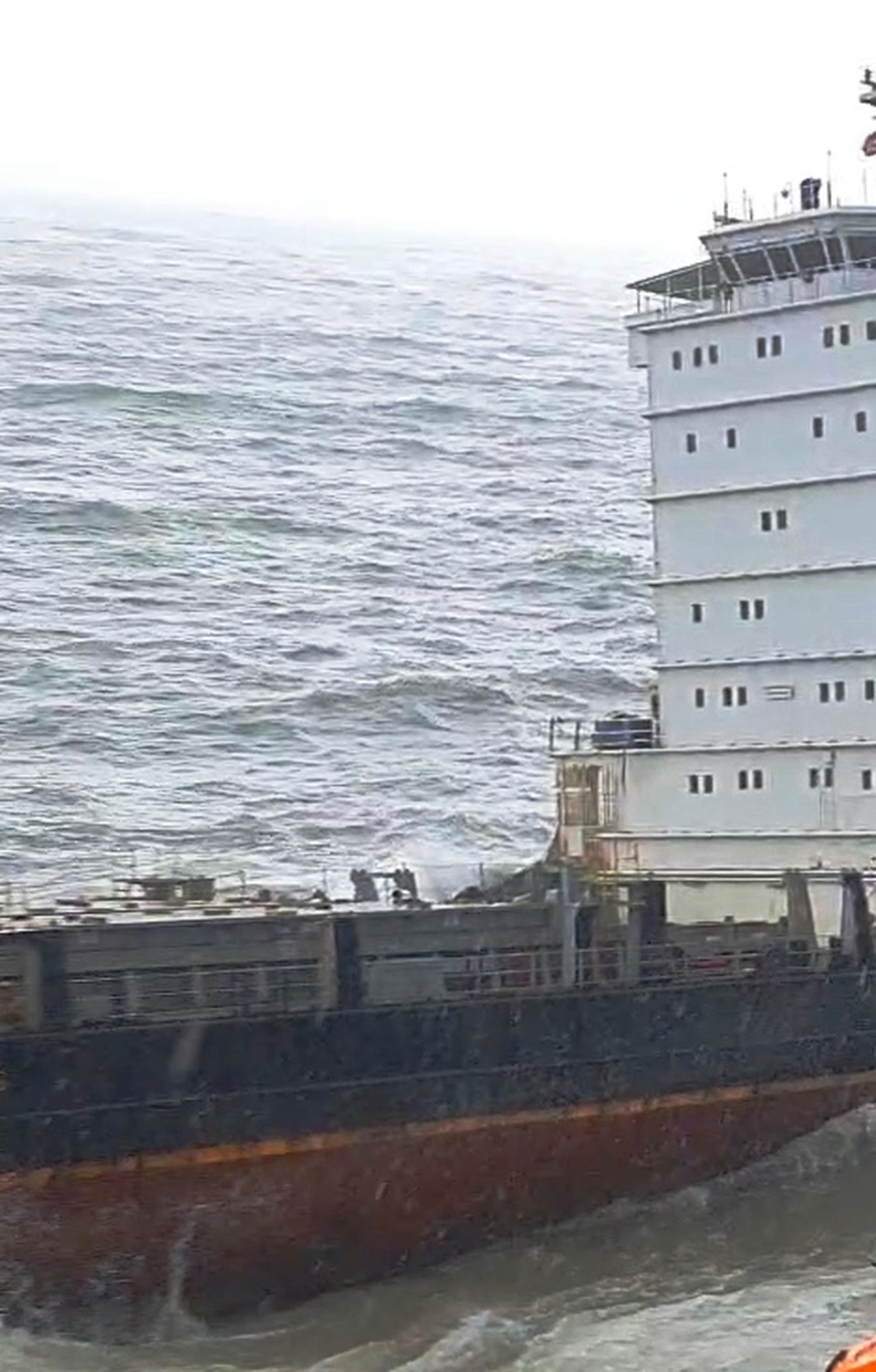 Tàu hàng lớn không người mắc cạn tại bờ biển - 5 Tàu hàng lớn không người mắc cạn tại bờ biển - 5