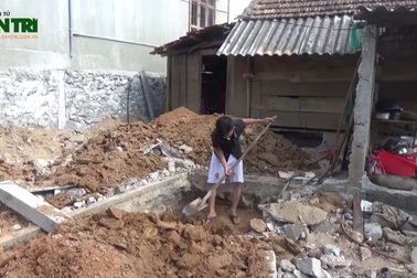 Anh Lê Văn Biên vui mừng trong ngày khởi công ngôi nhà mới