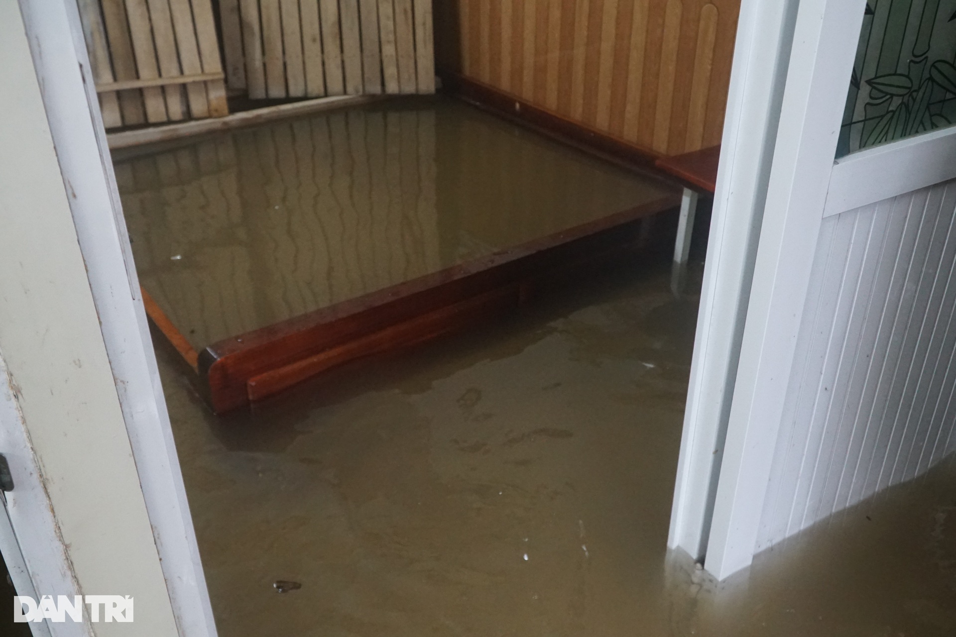 Hà Nội: Bệnh nhân ung thư sống mòn trong phòng trọ 4m2 ngập sát giường - 11 Hà Nội: Bệnh nhân ung thư sống mòn trong phòng trọ 4m2 ngập sát giường - 11