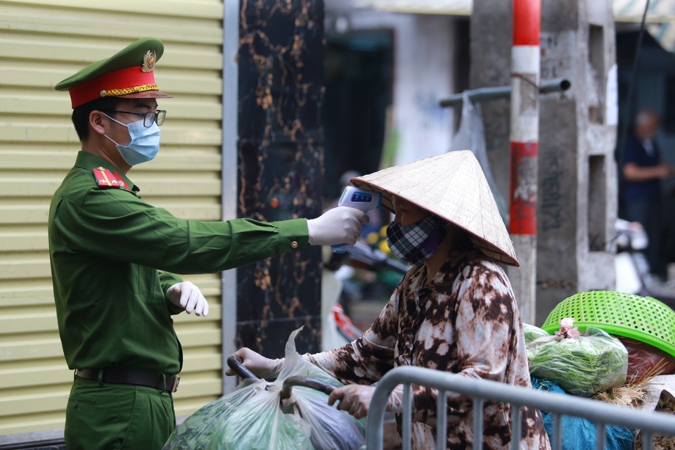 Phố chợ Hà Nội lập chốt kiểm soát đo thân nhiệt người ra vào - 8 Phố chợ Hà Nội lập chốt kiểm soát đo thân nhiệt người ra vào - 8