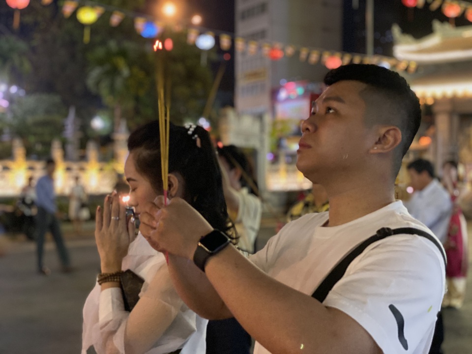 Sau giao thừa, nhiều người đi chùa cầu bình an - 12 Sau giao thừa, nhiều người đi chùa cầu bình an - 12