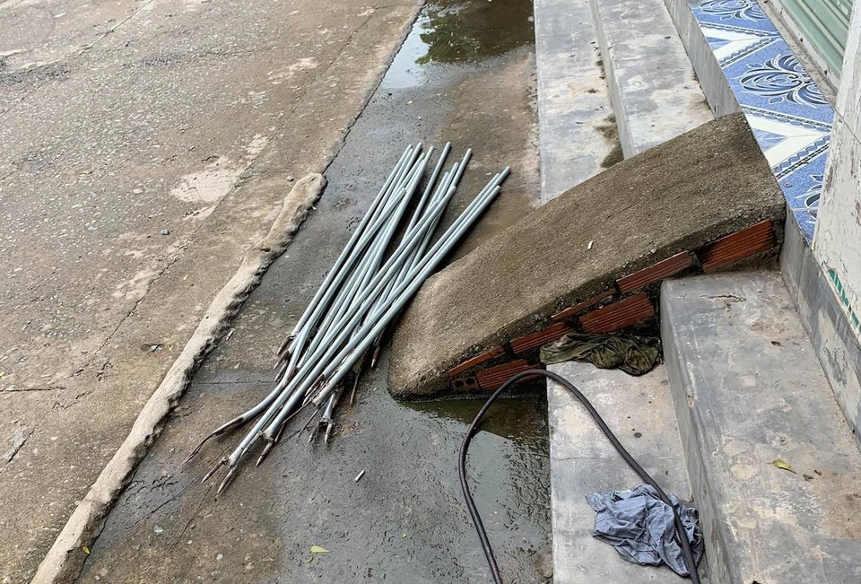 Ngăn chặn gần 30 thanh niên mang hung khí chuẩn bị hỗn chiến - 2 Ngăn chặn gần 30 thanh niên mang hung khí chuẩn bị hỗn chiến - 2