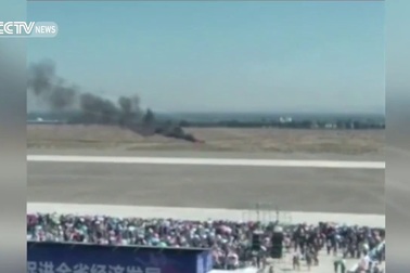 Máy bay cắm mũi xuống đất trong triển lãm hàng không ở Trung Quốc, phi công thiệt mạng