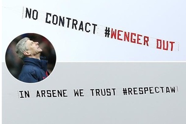 CĐV Arsenal thuê hai máy bay “đấu đá” trên bầu trời vì Wenger
