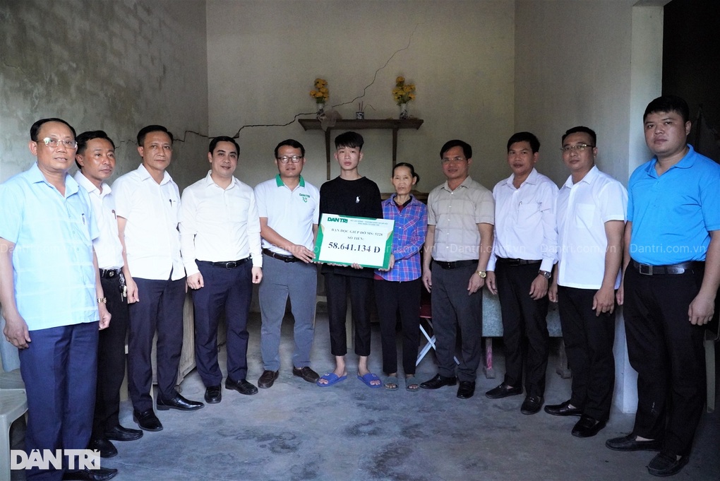 Hơn 137 triệu đồng đến với người mẹ dị tật nuôi con bệnh tim - 1 Hơn 137 triệu đồng đến với người mẹ dị tật nuôi con bệnh tim - 1