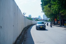 Hà Nội: Tường rào bê tông "mọc" giữa đường vành đai 2,5