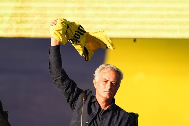 Jose Mourinho chính thức ra mắt Fenerbahce - 1