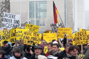 Bé gái Nga bị cưỡng hiếp tập thể ở Đức