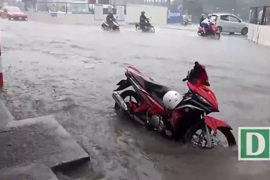 Hà Nội: Xe cộ "bơi" trên Quốc lộ 32