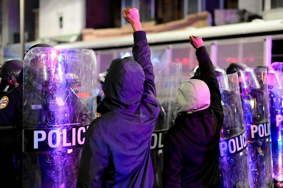 Bạo loạn, hôi của bùng phát sau vụ cảnh sát Mỹ bắn chết người da màu - 9 Bạo loạn, hôi của bùng phát sau vụ cảnh sát Mỹ bắn chết người da màu - 9