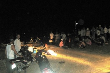 Băng qua đường sắt, 2 vợ chồng bị tàu cán chết