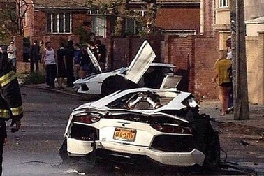 Tai nạn khiến Lamborghini Aventador bị cắt làm đôi