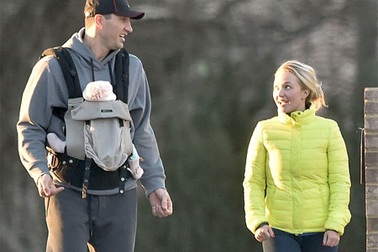 Người đẹp Hollywood cùng võ sỹ quyền anh đưa con đi chơi