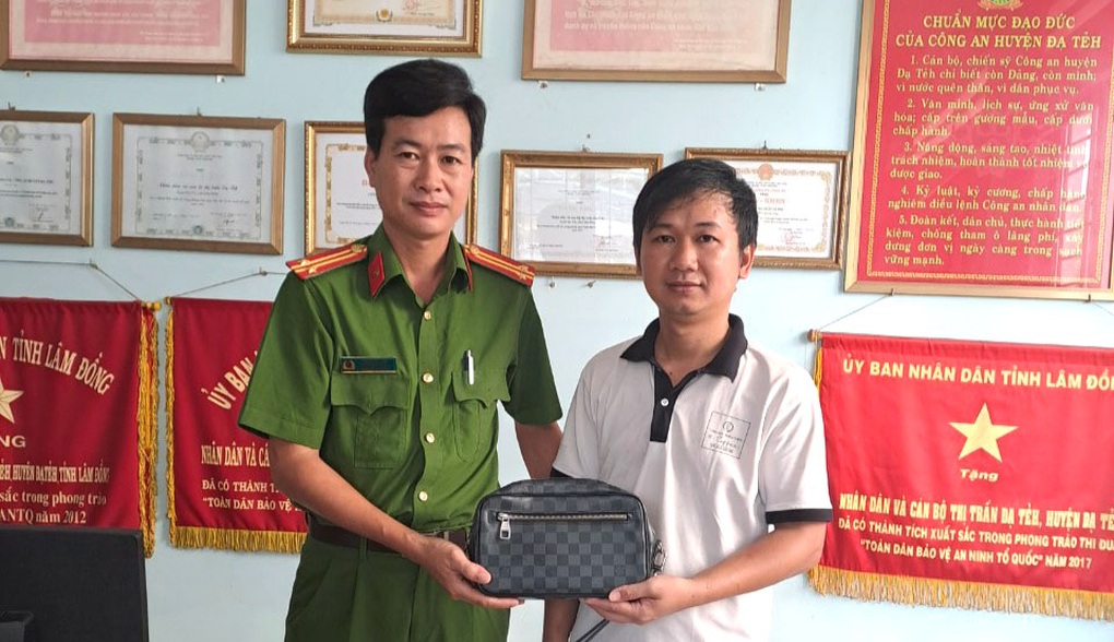 Người đàn ông trả lại ví da có 30 triệu đồng nhặt được bên đường - 1 Người đàn ông trả lại ví da có 30 triệu đồng nhặt được bên đường - 1
