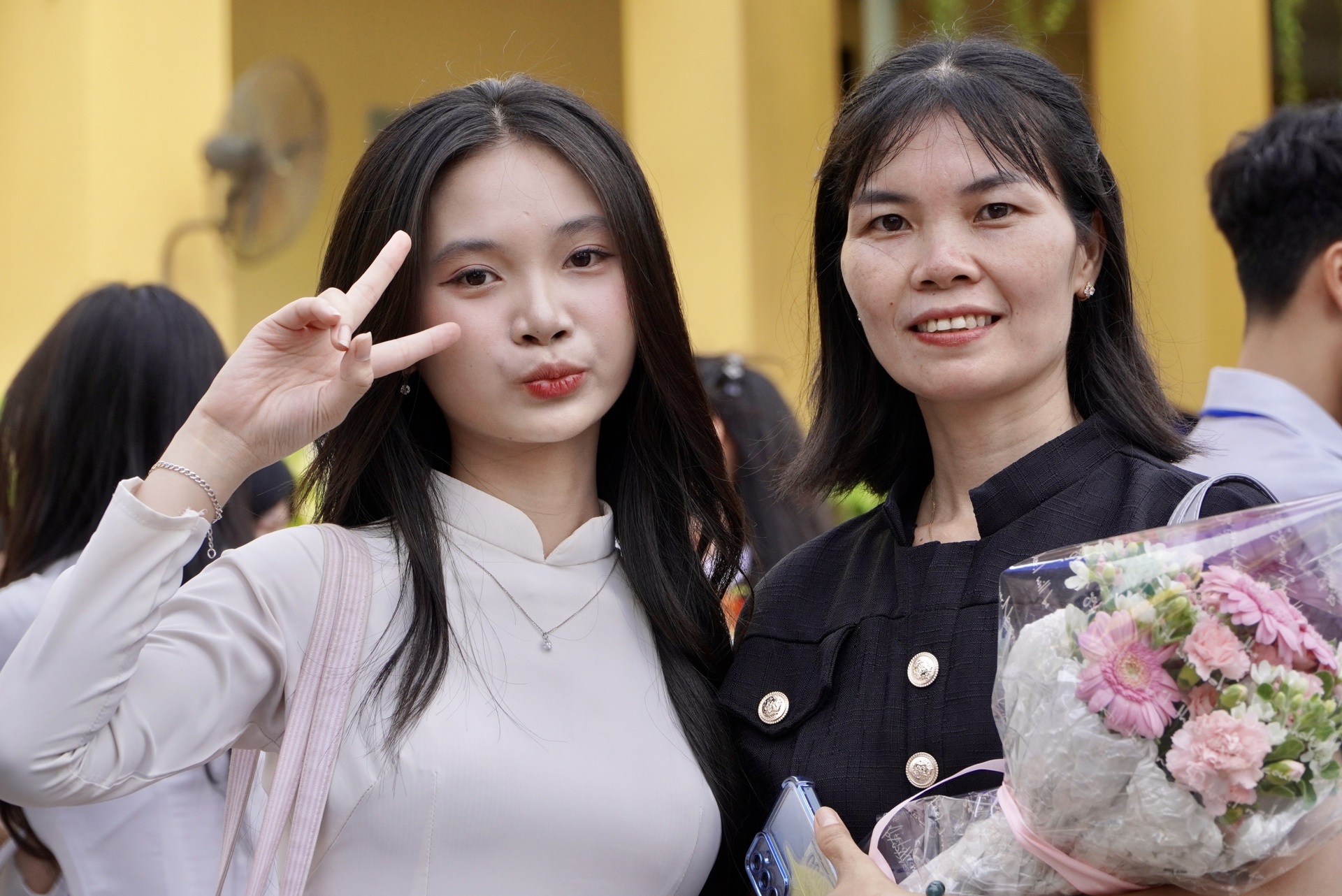 12학년 여학생, 감사식에서 눈물 터뜨려: 더 이상 혼자 있고 싶지 않아요... - 21 Nữ sinh lớp 12 bật khóc trong lễ tri ân: Em không muốn đơn độc nữa... - 21