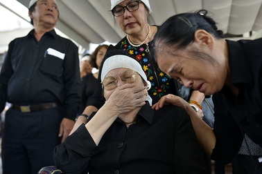 Vợ nhạc sĩ Nguyễn Đức Toàn ngồi xe lăn nghẹn ngào tiễn biệt chồng