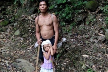 Cảm động chuyện bé gái 5 tuổi dắt cha mù đi làm mỗi ngày