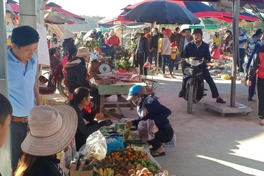 Chợ phiên cuối tuần trên vùng biên Cao Nguyên