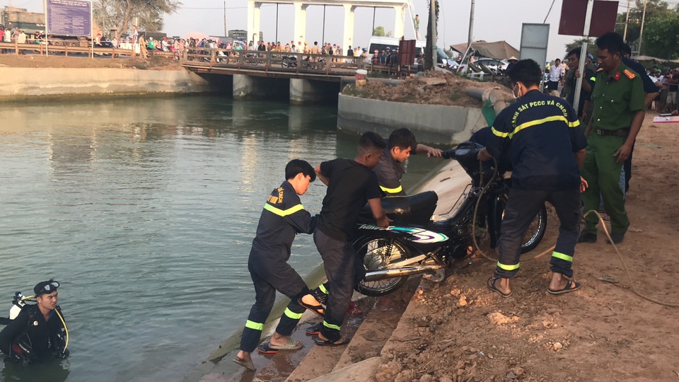 Người đàn ông chạy xe máy lao xuống kênh tử vong - 2 Người đàn ông chạy xe máy lao xuống kênh tử vong - 2
