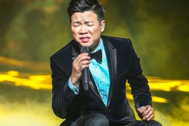 Ca sĩ Vũ Thắng Lợi bật khóc trên sân khấu khi nhắc đến bố mẹ