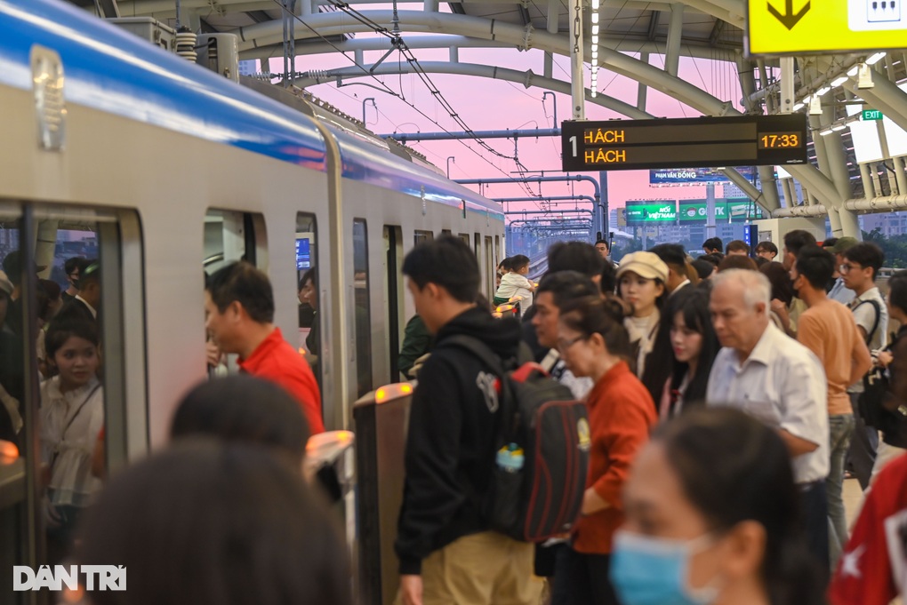 Metro TPHCM đón 531.000 khách, xuất trạm 1.000 chuyến tàu tuần đầu vận hành - 1 Metro TPHCM đón 531.000 khách, xuất trạm 1.000 chuyến tàu tuần đầu vận hành - 1