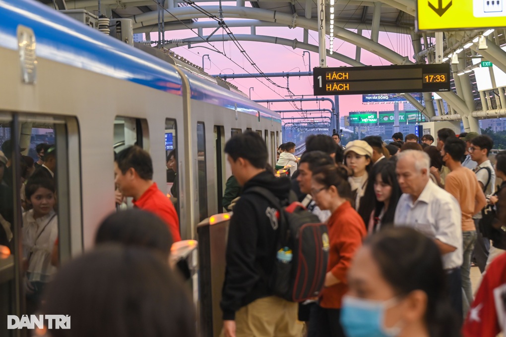 Metro TPHCM đón 531.000 khách, xuất trạm 1.000 chuyến tàu tuần đầu vận hành - 1