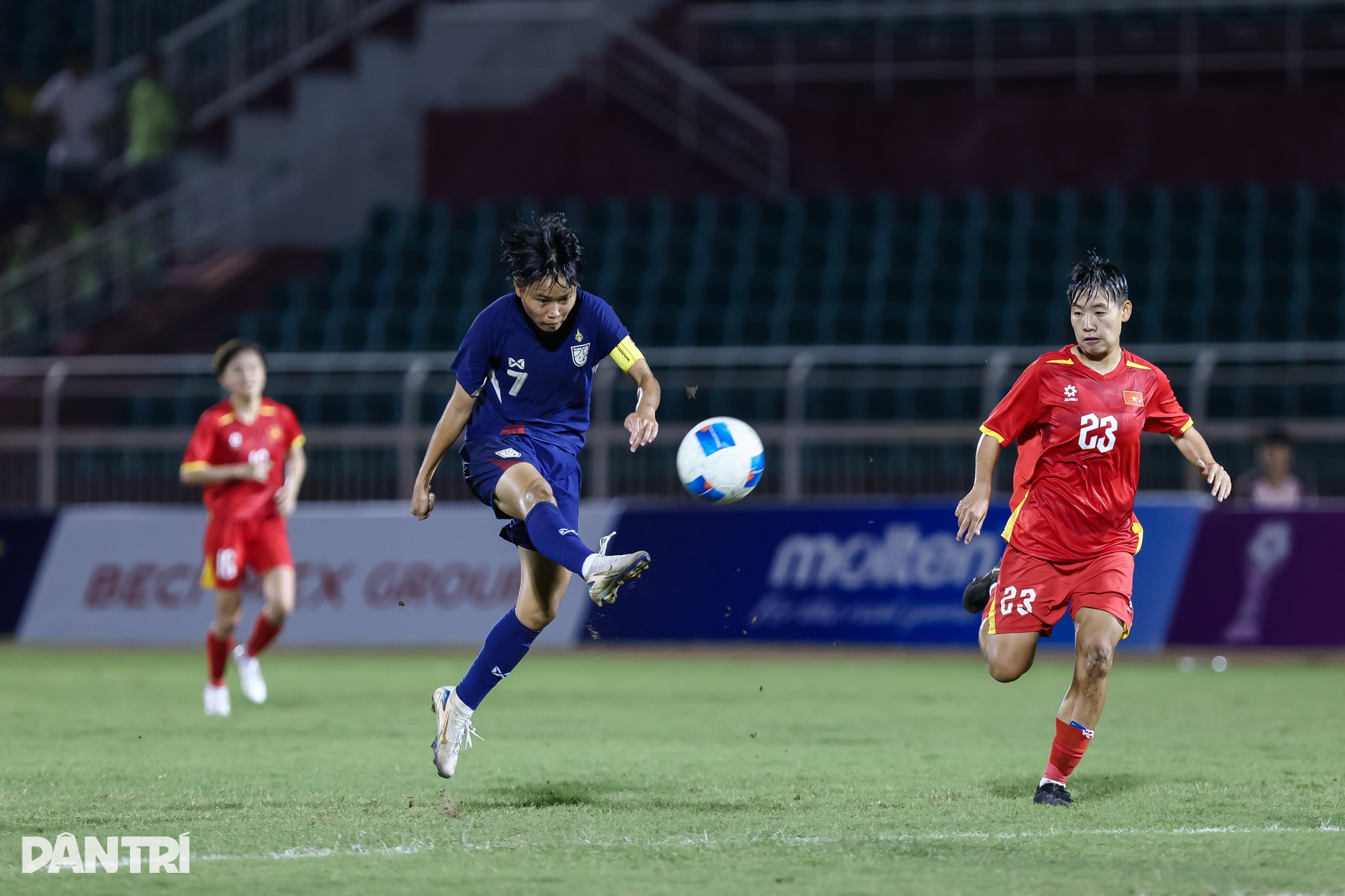 U19 nữ Việt Nam bật khóc sau khi đánh mất ngôi vô địch vào tay người Thái - 6 U19 nữ Việt Nam bật khóc sau khi đánh mất ngôi vô địch vào tay người Thái - 6