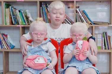 Sinh 3 đứa con bạch tạng, vợ Rồng chồng Mây ở Cần Thơ nổi tiếng khắp vùng