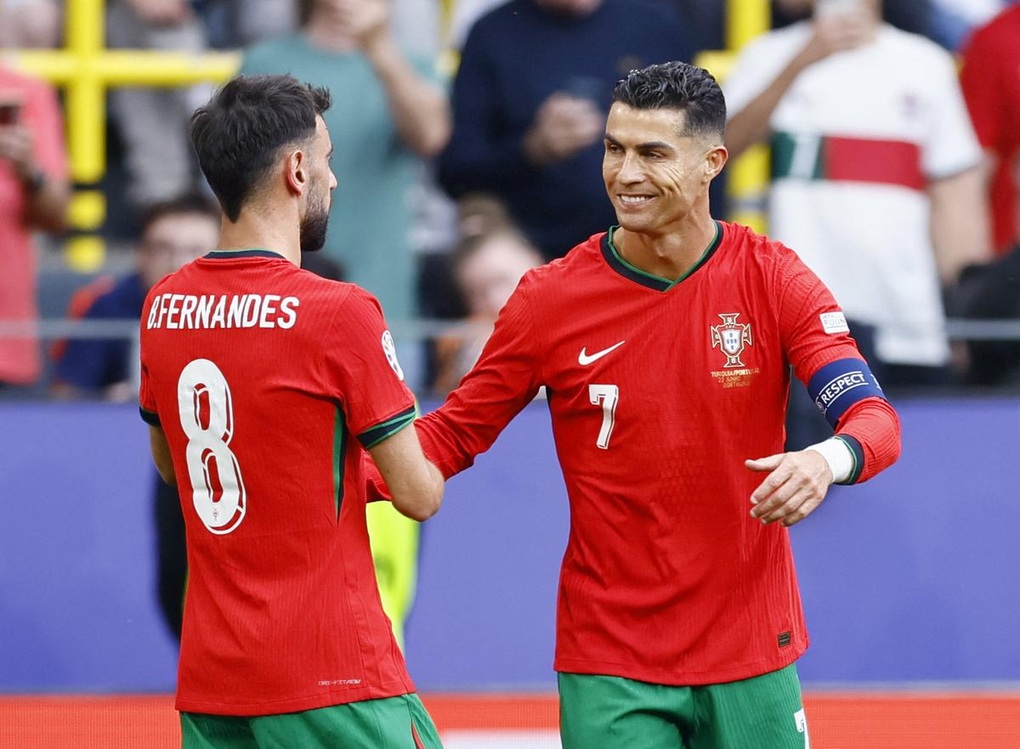 C.Ronaldo lập kỷ lục ấn tượng trong lịch sử Euro nhờ pha bóng đáng khen - 2 C.Ronaldo lập kỷ lục ấn tượng trong lịch sử Euro nhờ pha bóng đáng khen - 2