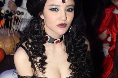 Sao Hoa ngữ hóa trang gợi cảm đi chơi Halloween