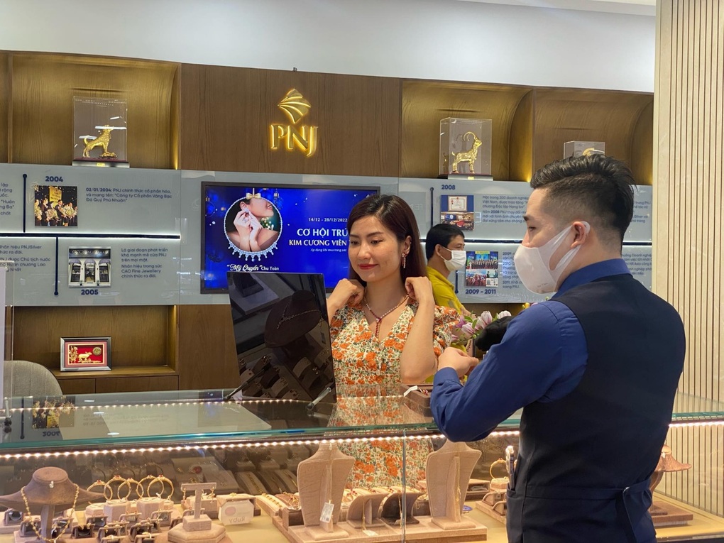 Khách hàng PNJ góp 2,6 tỷ đồng để người nghèo sắm tết miễn phí - 3 Khách hàng PNJ góp 2,6 tỷ đồng để người nghèo sắm tết miễn phí - 3