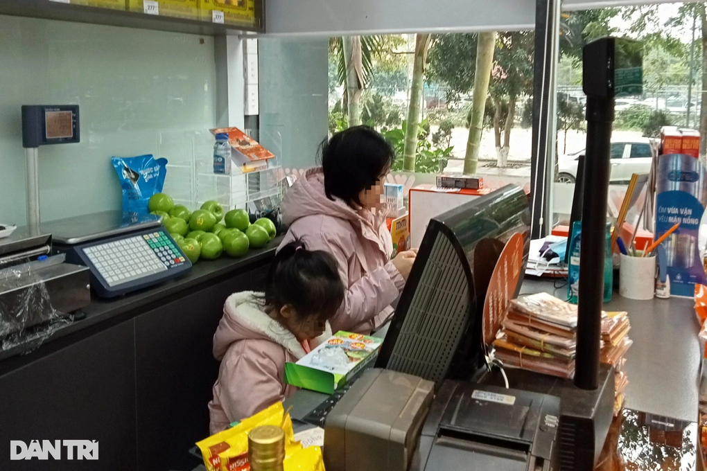Trẻ nghỉ học vì lạnh: Bà cấp tốc lên trông cháu, con theo mẹ 10km đi làm - 2 Trẻ nghỉ học vì lạnh: Bà cấp tốc lên trông cháu, con theo mẹ 10km đi làm - 2