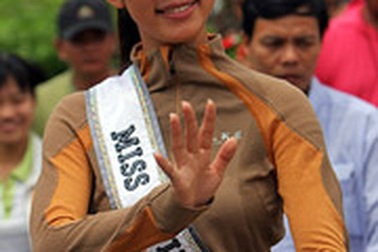 Theo chân đương kim Hoa hậu Hoàn vũ đi làm từ thiện