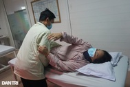 Chia đôi suất cơm, chồng nghèo nuôi giấc mơ cứu vợ khỏi bại liệt toàn thân