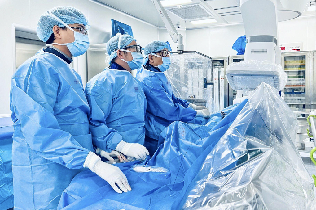 Thấy nghẹn cổ khi đi bộ, người phụ nữ ở TPHCM phát hiện suýt đột tử - 1 Thấy nghẹn cổ khi đi bộ, người phụ nữ ở TPHCM phát hiện suýt đột tử - 1